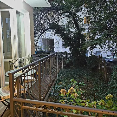 The Hidden Diamond, Appartement